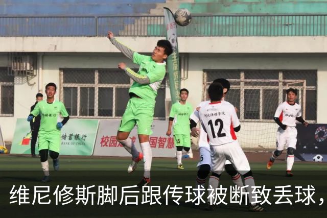 维尼修斯脚后跟传球被断致丢球，莫伦特斯：他做出了边路习惯动作